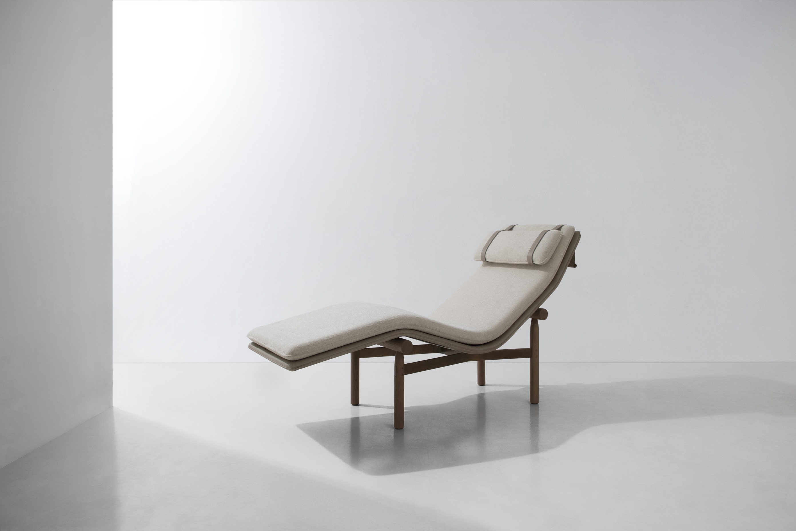 Stilt chaise lounge