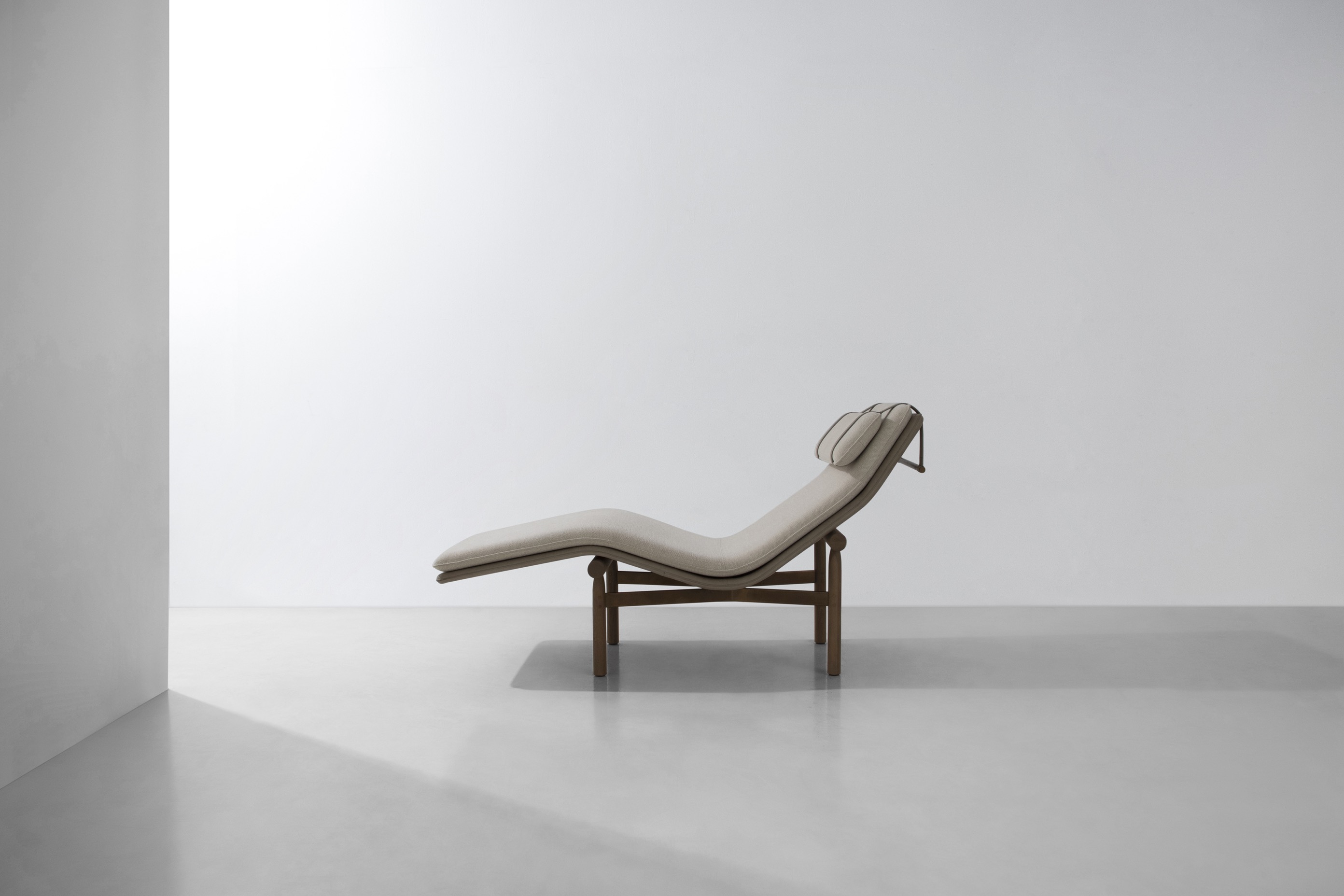 Stilt chaise lounge