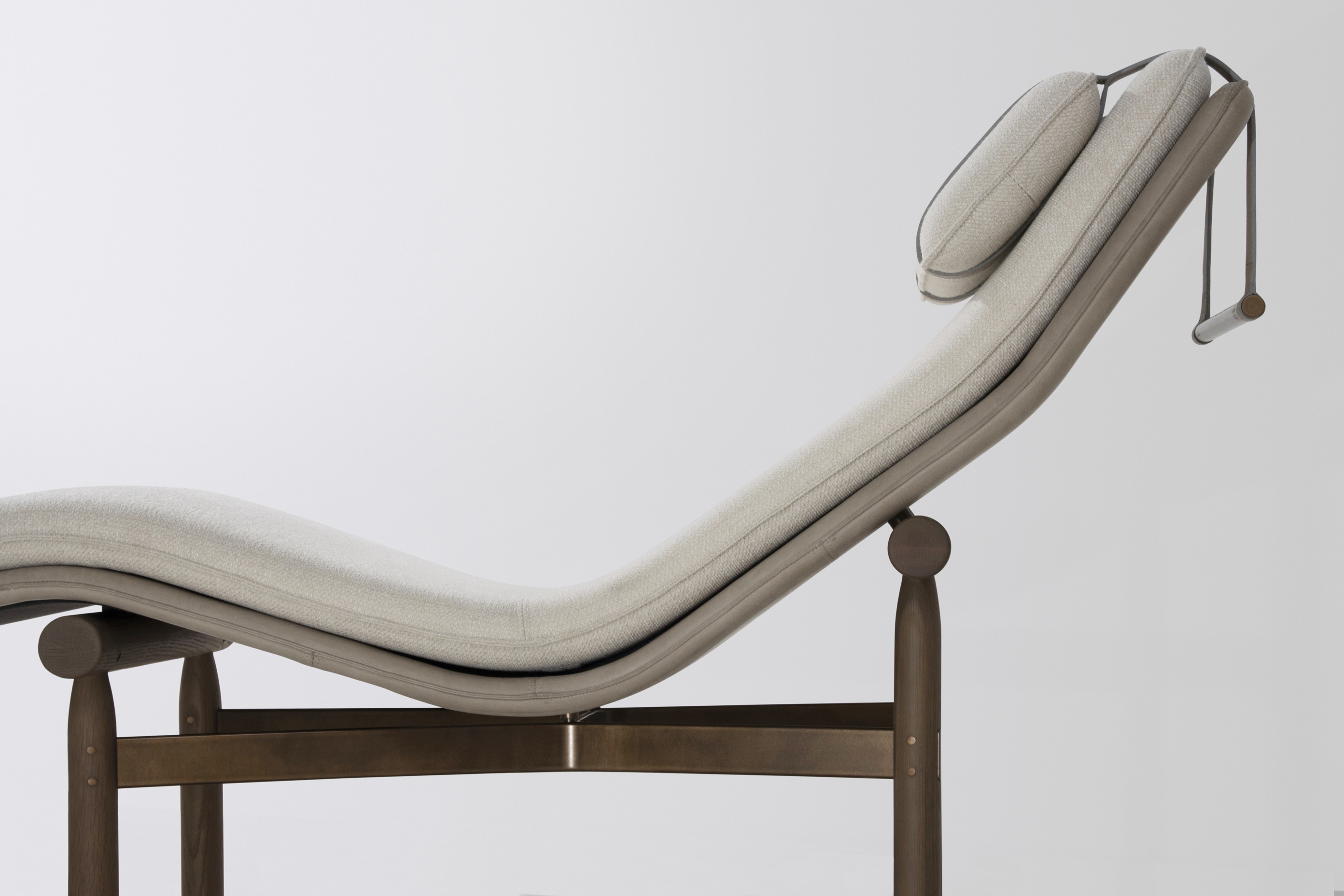 Stilt chaise lounge