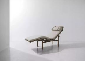 Stilt chaise lounge
